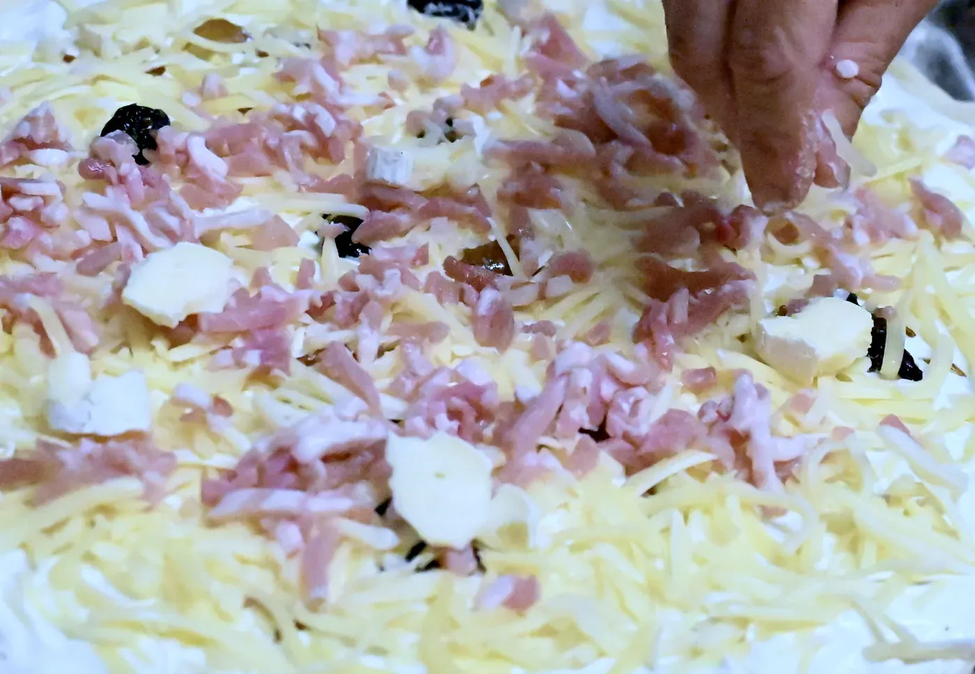Garniture jambon et chèvre sur pizza, à la Blancarde