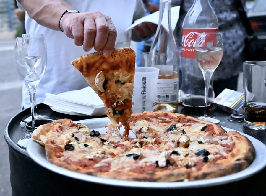 Part de pizza mozzarella cuite au feu de bois