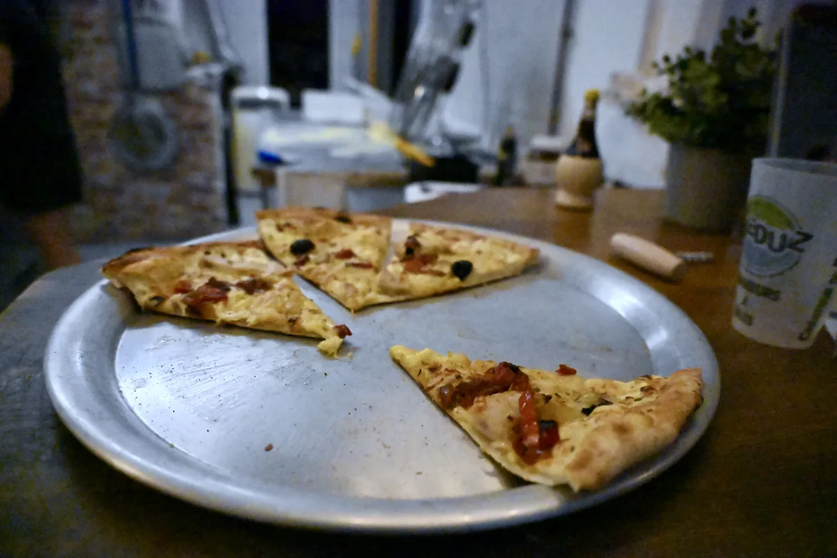 Parts de pizza servies au Comptoir des Pizzas