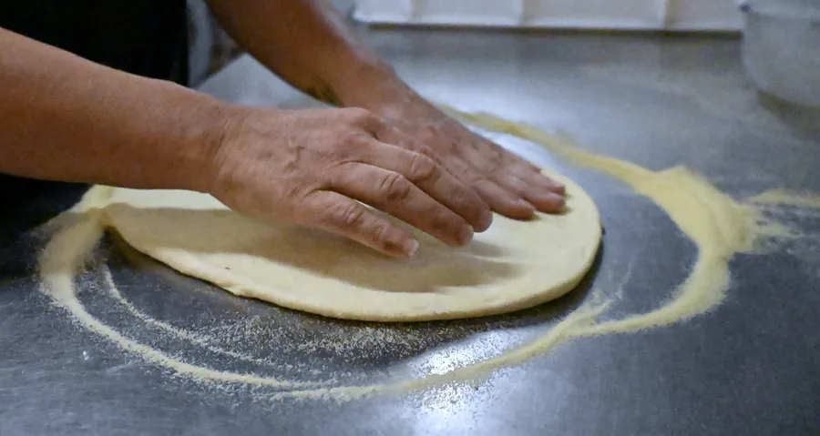 Pâte à pizza travaillée à la main à la semoule de blé