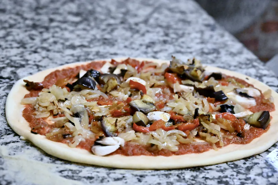 Pizza garnie de légumes frais, pizzeria Marseille 4e