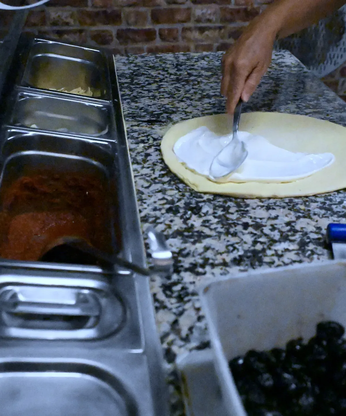 Préparation d'une pizza à la crème fraîche